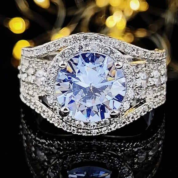🌟🌟NEW🌟🌟RADIANT!! CZ Round with CZ'S on the sides Ring in 925 Sterling Silver
